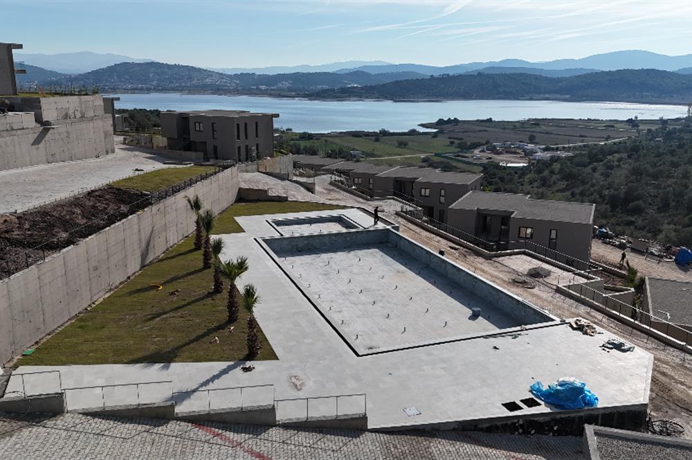 ADABÜKÜ'NDE SİTE İÇERİSİNDE SATILIK BAHÇELİ GÖL MANZARALI DAİRE