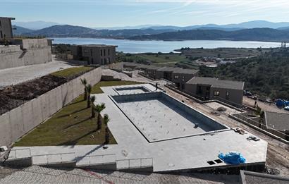 ADABÜKÜ'NDE SİTE İÇERİSİNDE SATILIK BAHÇELİ GÖL MANZARALI DAİRE