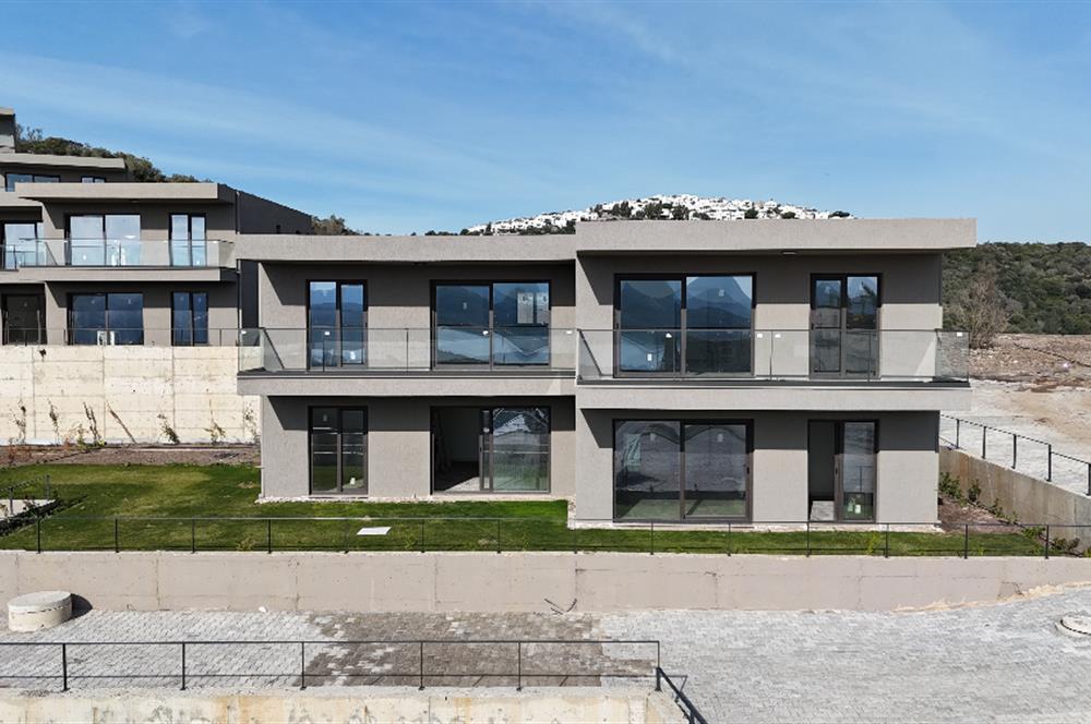 ADABÜKÜ'NDE SİTE İÇERİSİNDE SATILIK BAHÇELİ GÖL MANZARALI DAİRE