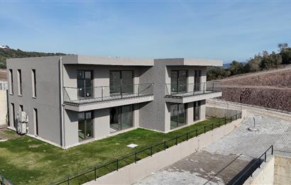 ADABÜKÜ'NDE SİTE İÇERİSİNDE SATILIK BAHÇELİ GÖL MANZARALI DAİRE