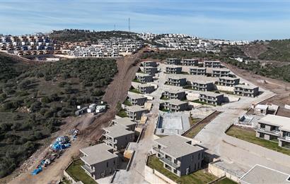 ADABÜKÜ'NDE SİTE İÇERİSİNDE SATILIK BAHÇELİ GÖL MANZARALI DAİRE