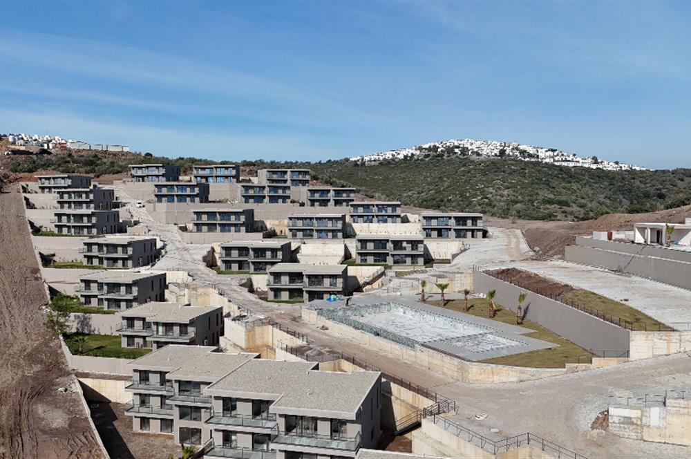 ADABÜKÜ'NDE SİTE İÇERİSİNDE SATILIK BAHÇELİ GÖL MANZARALI DAİRE