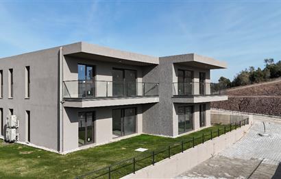 ADABÜKÜ'NDE SİTE İÇERİSİNDE SATILIK BAHÇELİ GÖL MANZARALI DAİRE