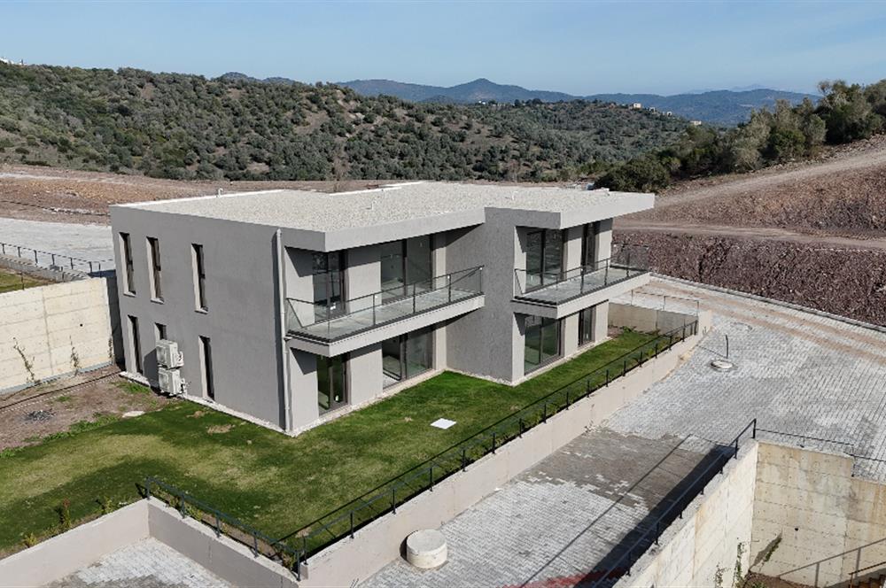 ADABÜKÜ'NDE SİTE İÇERİSİNDE SATILIK BAHÇELİ GÖL MANZARALI DAİRE