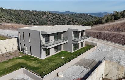 ADABÜKÜ'NDE SİTE İÇERİSİNDE SATILIK BAHÇELİ GÖL MANZARALI DAİRE