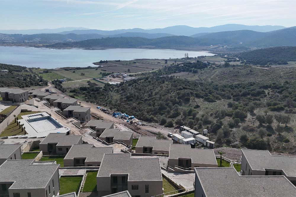 ADABÜKÜ'NDE SİTE İÇERİSİNDE SATILIK BAHÇELİ GÖL MANZARALI DAİRE