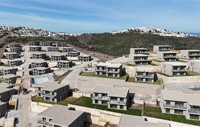 ADABÜKÜ'NDE SİTE İÇERİSİNDE SATILIK BAHÇELİ GÖL MANZARALI DAİRE