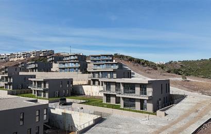 ADABÜKÜ'NDE SİTE İÇERİSİNDE SATILIK BAHÇELİ GÖL MANZARALI DAİRE