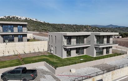 ADABÜKÜ'NDE SİTE İÇERİSİNDE SATILIK BAHÇELİ GÖL MANZARALI DAİRE