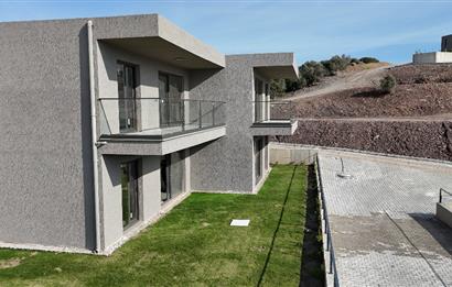 ADABÜKÜ'NDE SİTE İÇERİSİNDE SATILIK BAHÇELİ GÖL MANZARALI DAİRE