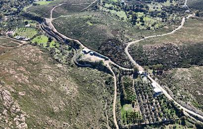 Bodrum Dereköy Kavakderesi’nde Dereye Cepheli, Yapı Kayıt Alanı Bulunan 8.437 m² Arazi