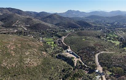 Bodrum Dereköy Kavakderesi’nde Dereye Cepheli, Yapı Kayıt Alanı Bulunan 8.437 m² Arazi