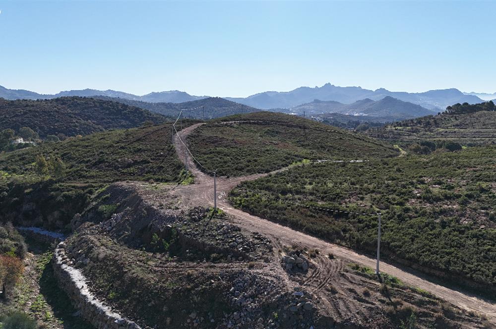 Bodrum Dereköy Kavakderesi’nde Dereye Cepheli, Yapı Kayıt Alanı Bulunan 8.437 m² Arazi