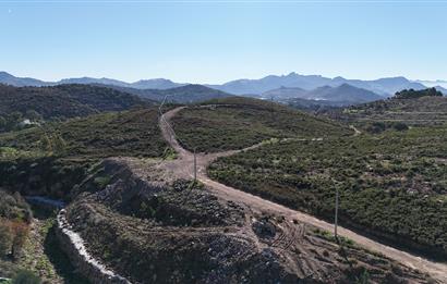 Bodrum Dereköy Kavakderesi’nde Dereye Cepheli, Yapı Kayıt Alanı Bulunan 8.437 m² Arazi