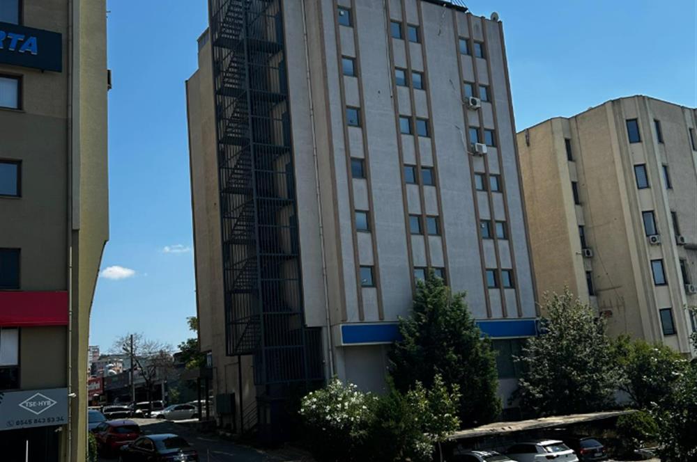 BOSTANCI OTO SANAYİ SİTESİ GİRİŞİNDE GENİŞ,KULLANIŞLI OFİS KATI