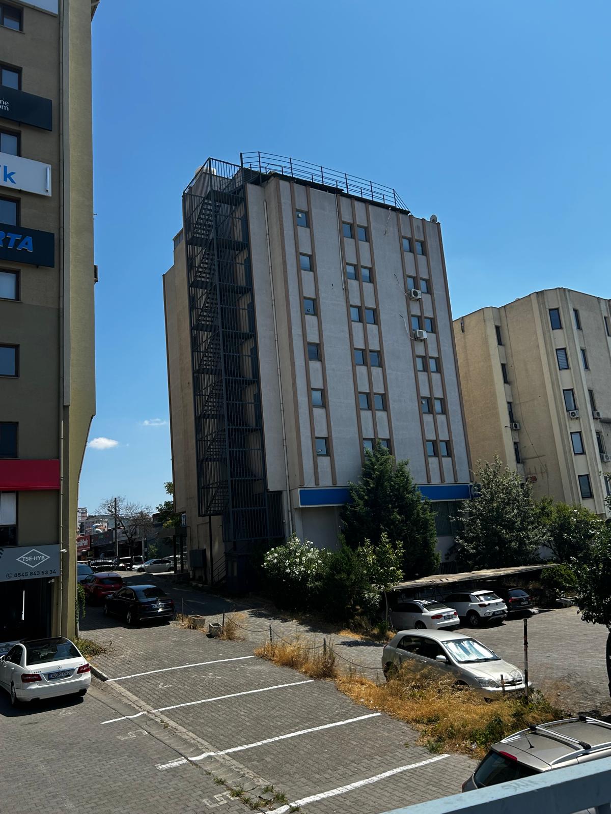 BOSTANCI OTO SANAYİ SİTESİ GİRİŞİNDE GENİŞ,KULLANIŞLI OFİS KATI