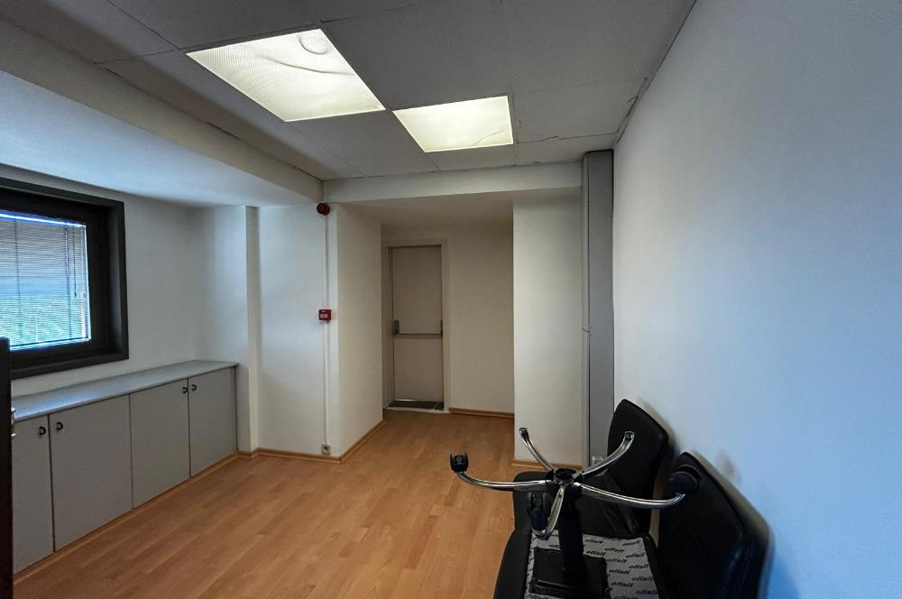 BOSTANCI OTO SANAYİ SİTESİ GİRİŞİNDE GENİŞ,KULLANIŞLI OFİS KATI