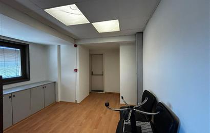 BOSTANCI OTO SANAYİ SİTESİ GİRİŞİNDE GENİŞ,KULLANIŞLI OFİS KATI