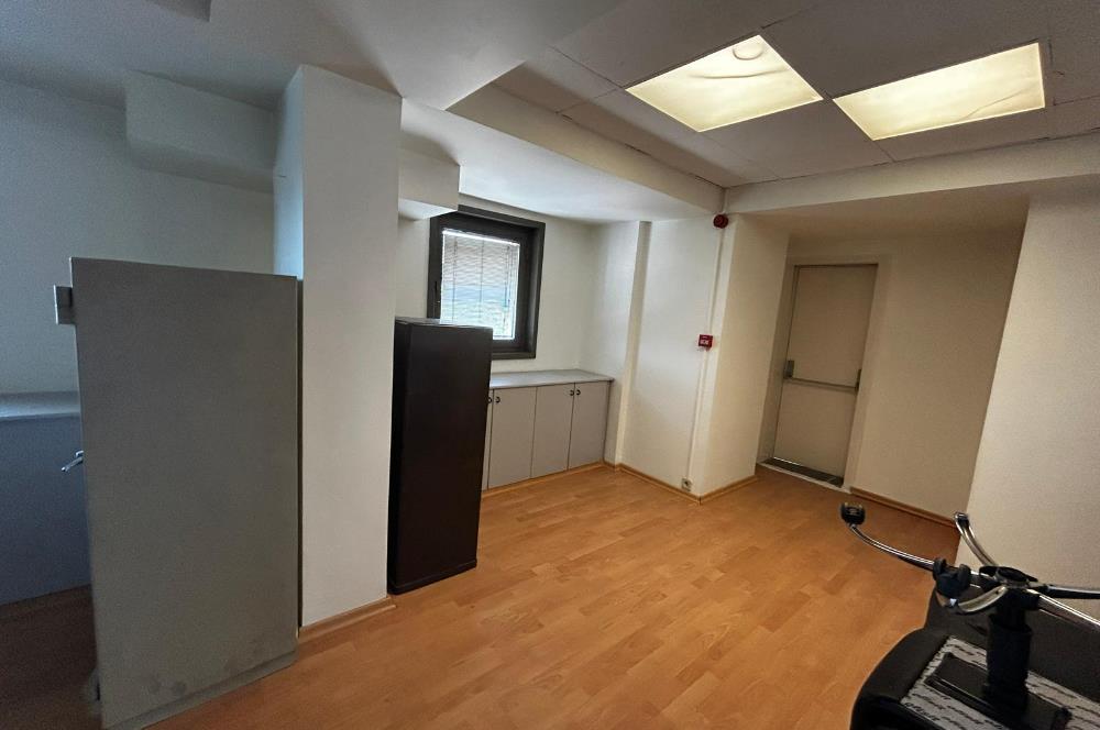 BOSTANCI OTO SANAYİ SİTESİ GİRİŞİNDE GENİŞ,KULLANIŞLI OFİS KATI