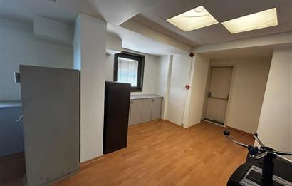 BOSTANCI OTO SANAYİ SİTESİ GİRİŞİNDE GENİŞ,KULLANIŞLI OFİS KATI