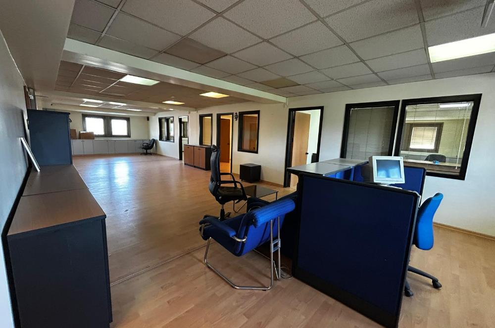 BOSTANCI OTO SANAYİ SİTESİ GİRİŞİNDE GENİŞ,KULLANIŞLI OFİS KATI