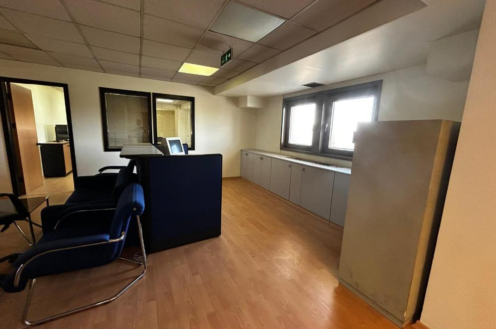 BOSTANCI OTO SANAYİ SİTESİ GİRİŞİNDE GENİŞ,KULLANIŞLI OFİS KATI