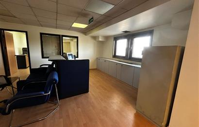BOSTANCI OTO SANAYİ SİTESİ GİRİŞİNDE GENİŞ,KULLANIŞLI OFİS KATI