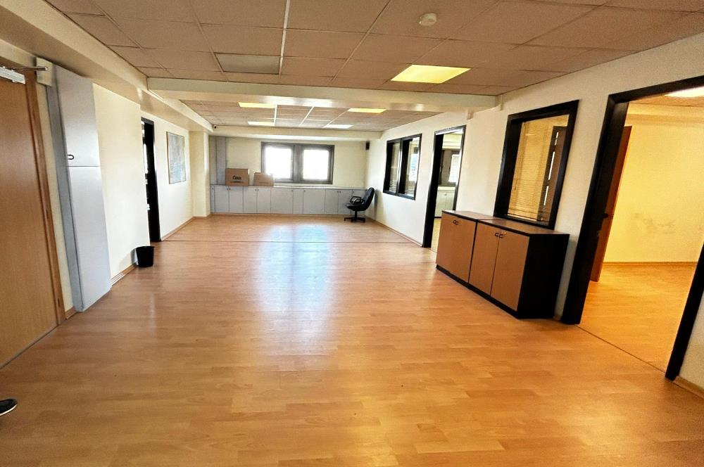 BOSTANCI OTO SANAYİ SİTESİ GİRİŞİNDE GENİŞ,KULLANIŞLI OFİS KATI