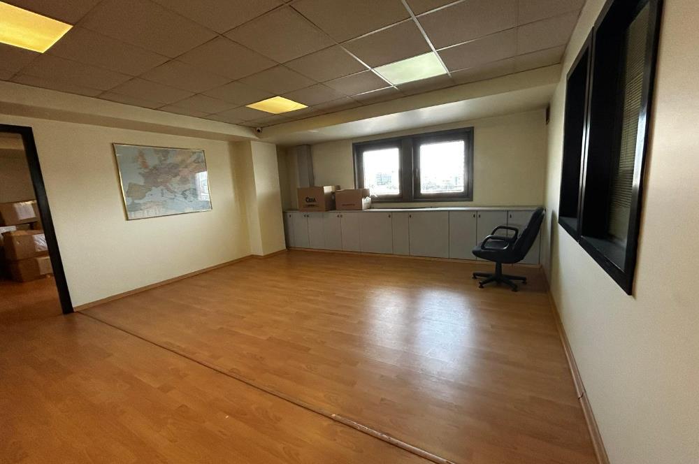 BOSTANCI OTO SANAYİ SİTESİ GİRİŞİNDE GENİŞ,KULLANIŞLI OFİS KATI