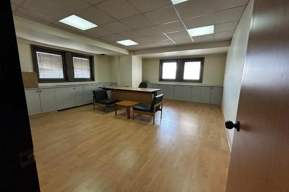BOSTANCI OTO SANAYİ SİTESİ GİRİŞİNDE GENİŞ,KULLANIŞLI OFİS KATI