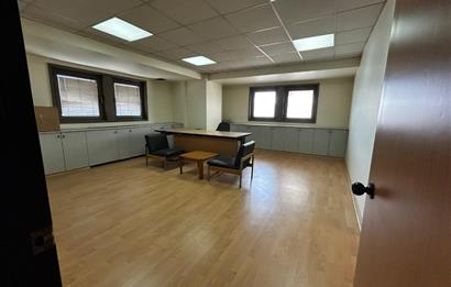 BOSTANCI OTO SANAYİ SİTESİ GİRİŞİNDE GENİŞ,KULLANIŞLI OFİS KATI