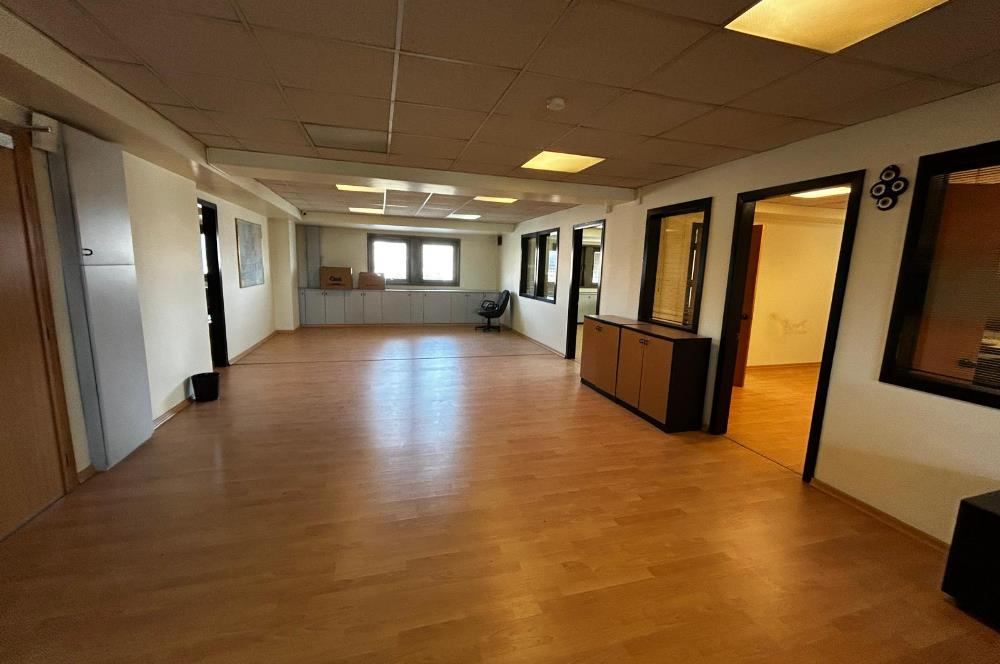 BOSTANCI OTO SANAYİ SİTESİ GİRİŞİNDE GENİŞ,KULLANIŞLI OFİS KATI