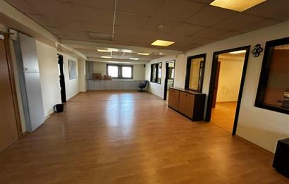 BOSTANCI OTO SANAYİ SİTESİ GİRİŞİNDE GENİŞ,KULLANIŞLI OFİS KATI