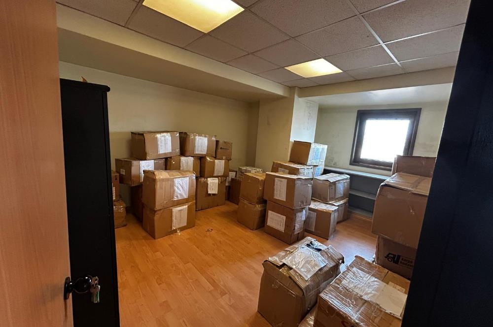 BOSTANCI OTO SANAYİ SİTESİ GİRİŞİNDE GENİŞ,KULLANIŞLI OFİS KATI