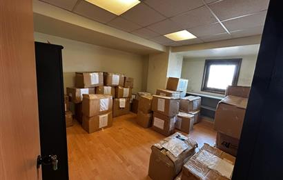 BOSTANCI OTO SANAYİ SİTESİ GİRİŞİNDE GENİŞ,KULLANIŞLI OFİS KATI