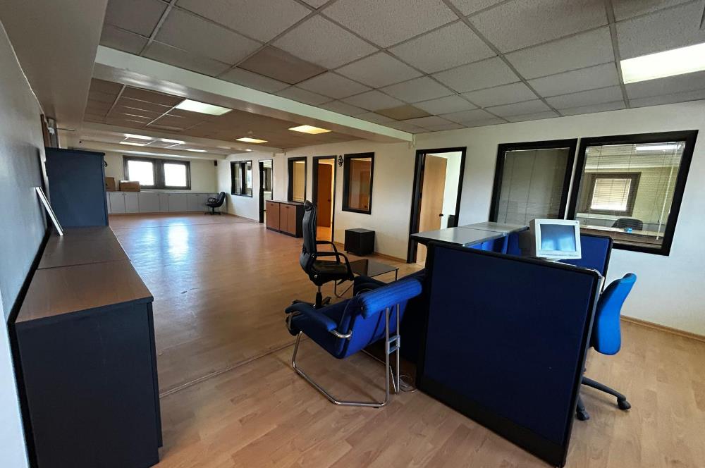 BOSTANCI OTO SANAYİ SİTESİ GİRİŞİNDE GENİŞ,KULLANIŞLI OFİS KATI