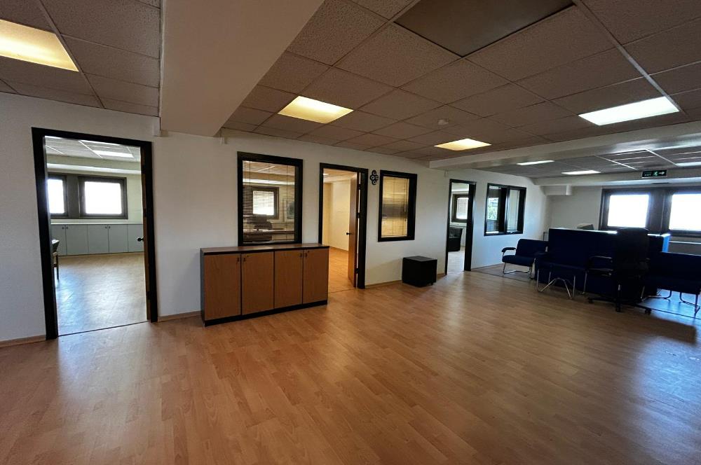 BOSTANCI OTO SANAYİ SİTESİ GİRİŞİNDE GENİŞ,KULLANIŞLI OFİS KATI