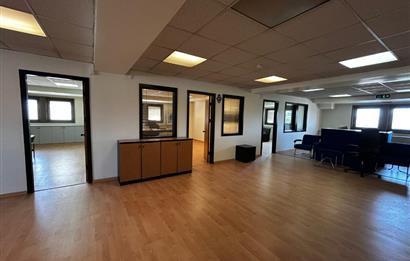 BOSTANCI OTO SANAYİ SİTESİ GİRİŞİNDE GENİŞ,KULLANIŞLI OFİS KATI