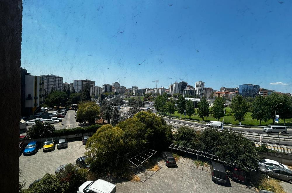 BOSTANCI OTO SANAYİ SİTESİ GİRİŞİNDE GENİŞ,KULLANIŞLI OFİS KATI