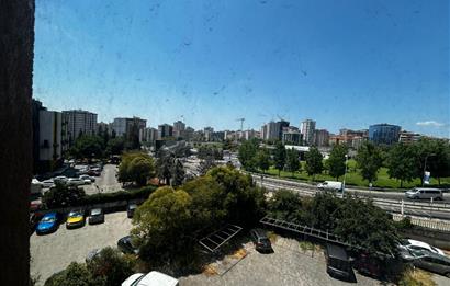 BOSTANCI OTO SANAYİ SİTESİ GİRİŞİNDE GENİŞ,KULLANIŞLI OFİS KATI