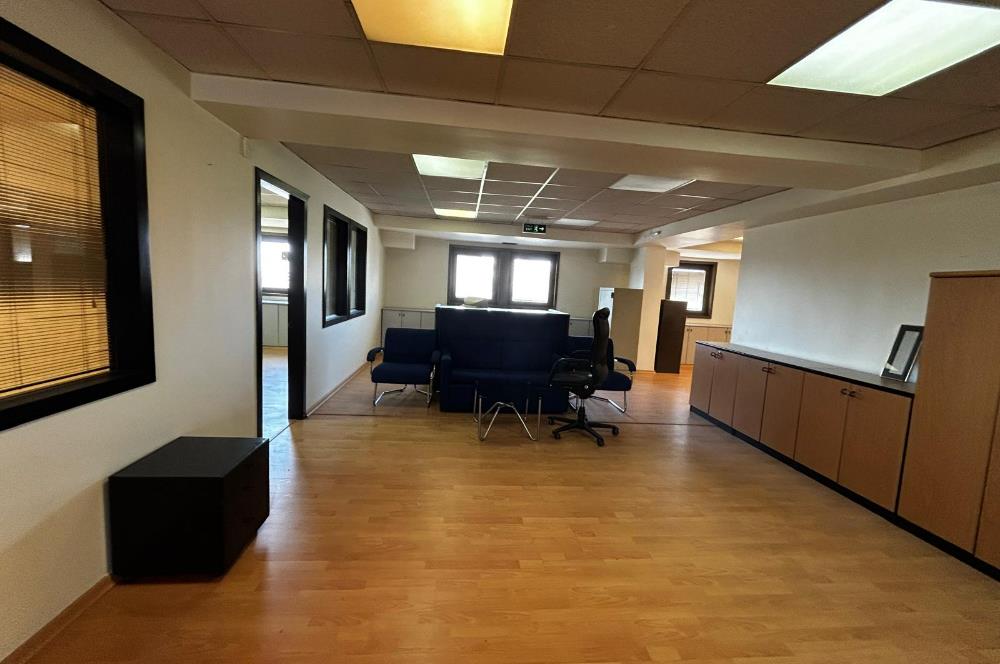 BOSTANCI OTO SANAYİ SİTESİ GİRİŞİNDE GENİŞ,KULLANIŞLI OFİS KATI