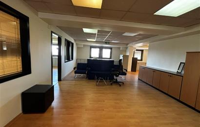 BOSTANCI OTO SANAYİ SİTESİ GİRİŞİNDE GENİŞ,KULLANIŞLI OFİS KATI