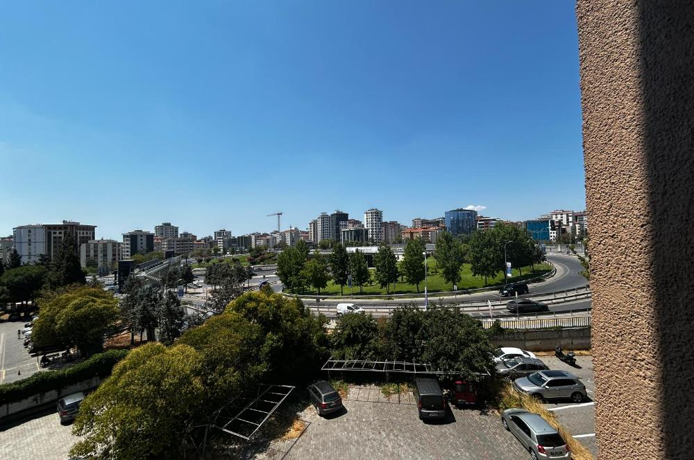 BOSTANCI OTO SANAYİ SİTESİ GİRİŞİNDE GENİŞ,KULLANIŞLI OFİS KATI
