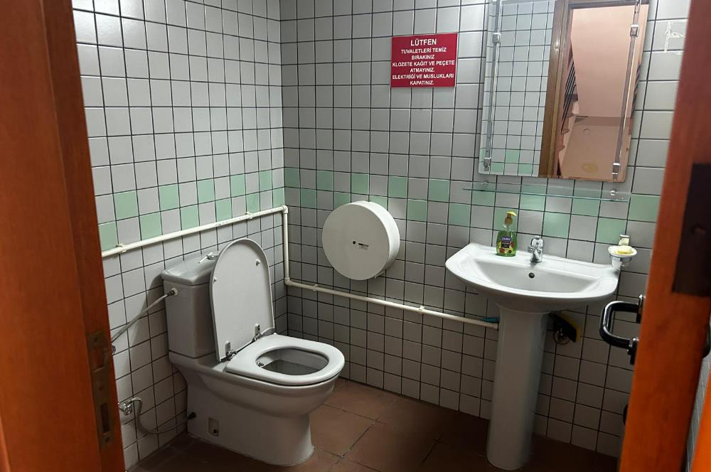 BOSTANCI OTO SANAYİ SİTESİ GİRİŞİNDE GENİŞ,KULLANIŞLI OFİS KATI