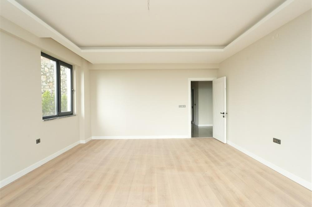 C21 Cius; Havuzlu Site İçerisinde Deniz Manzaralı Geniş Bahçeli