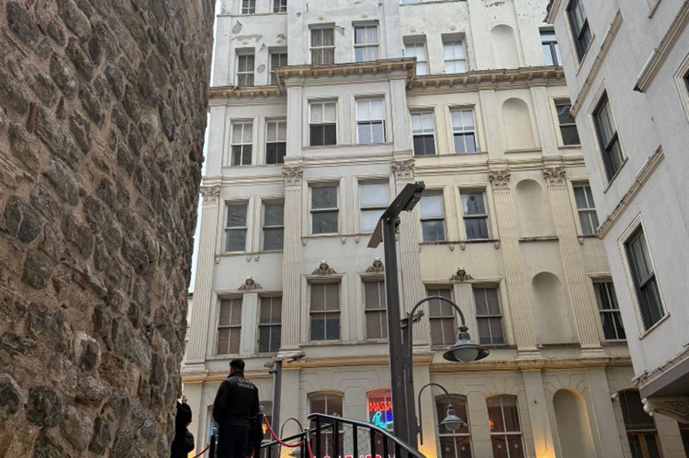 GALATA KULESİ'NİN TAM KARŞISINDA TARİHİ BİNADA EŞYALI KİRALIK