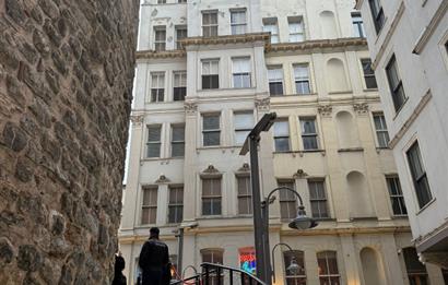 GALATA KULESİ'NİN TAM KARŞISINDA TARİHİ BİNADA EŞYALI KİRALIK