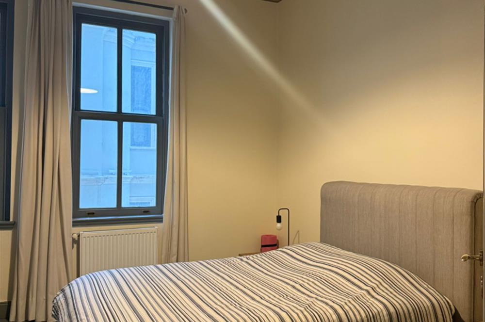 GALATA KULESİ'NİN TAM KARŞISINDA TARİHİ BİNADA EŞYALI KİRALIK