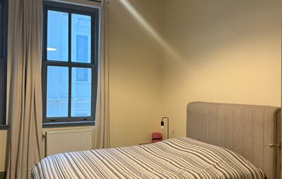 GALATA KULESİ'NİN TAM KARŞISINDA TARİHİ BİNADA EŞYALI KİRALIK