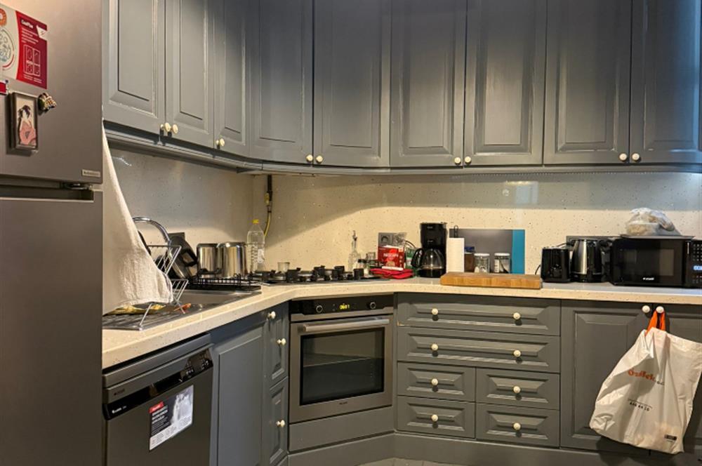 GALATA KULESİ'NİN TAM KARŞISINDA TARİHİ BİNADA EŞYALI KİRALIK